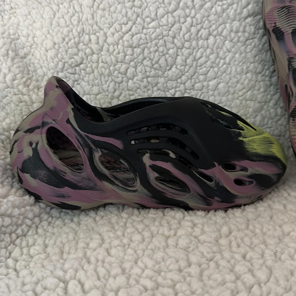 Yeezy Adidas Foam Rnr. Mens Size 6 / Women Size 8. Lightly used (see pics) - Picture 2 of 6